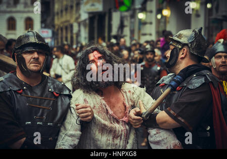 In scena con la sofferenza affaticato Gesù Cristo portato dai soldati romani durante la Via Crucis rievocazione storica il 15 aprile 2014 a Bucarest, in Romania. Foto Stock