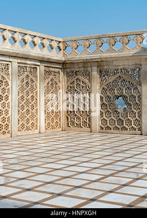 Pavimento in marmo e abbellita da recinzione al Sheesh Mahal Palace, al Forte di Agra, India Foto Stock