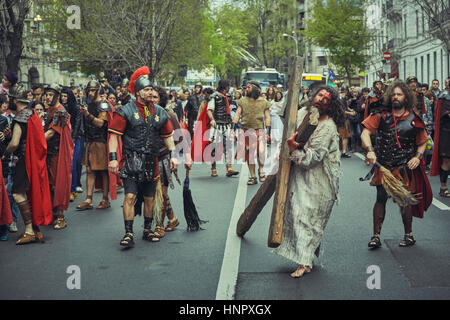 Attori rumeno reinterpreta il cammino di Gesù Cristo lungo le stazioni della Via Crucis del Venerdì Santo, 15 aprile 2014, nel centro di Bucarest, Romania Foto Stock