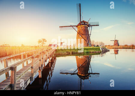 Tradizionali mulini a vento olandese dal canale di Rotterdam. Holland Foto Stock
