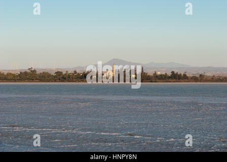 Sultan Tekke moschea nei pressi di Larnaca a Cipro vista da tutto il sale secco Lago su sunrise Foto Stock