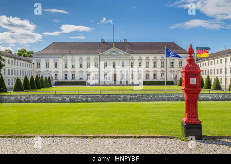 Visualizzazione classica del famoso Schloss Bellevue, residenza ufficiale del Presidente della Repubblica federale di Germania, con il fuoco di post in una giornata di sole, Berlino Foto Stock