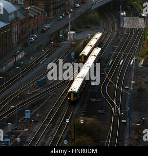 Un treno puling in a Snow Hill Station. Birmingham, West Midlands, England, Regno Unito Foto Stock