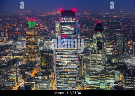 Londra, Inghilterra - Antenna vista sullo skyline di Londra il famoso quartiere degli affari con i grattacieli e gli uffici di notte Foto Stock