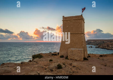 Malta - Ghajn Tuffieha torre di avvistamento al Golden Bay prima del tramonto Foto Stock