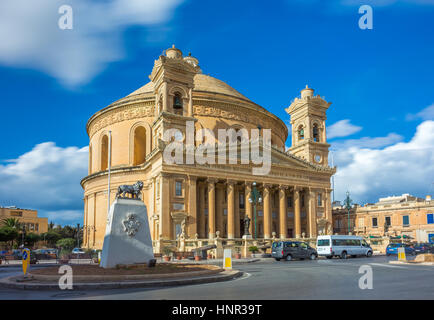 Mosta, Malta - La Chiesa dell Assunzione della Beata Vergine Maria, comunemente noto come la Rotonda di Mosta o il duomo di Mosta a luce diurna con mobili nuvole e blu Foto Stock