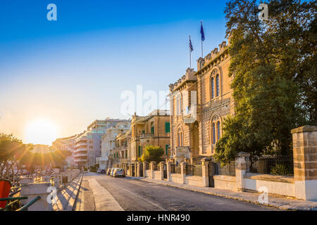 Msida, Malta - bel tramonto a le vecchie strade di Msida, il centro città di Malta con l'azzurro del cielo Foto Stock