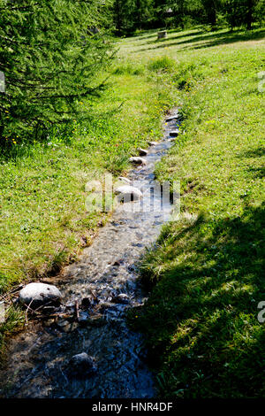 Acqua di ruscello da ghiacciaio alpino sul Mont Blanc, Valle d'Aosta, Italia Foto Stock