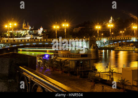 Svatopluk Cech ponte di Praga. Bella notte paesaggio con fiume e luci luminose della famosa destinazione turistica con la banca di fiume e castello di Praga Foto Stock