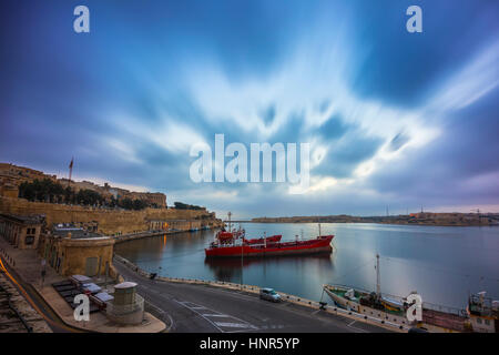 La Valletta, Malta - Beautiful Dawn e luci di mattina presso le antiche mura della Valletta Waterfront con navi e di un bel blu nubi Foto Stock