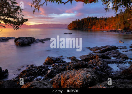 Alba alla Fattoria Aylard spiaggia-East Sooke Park, British Columbia, Canada. Foto Stock