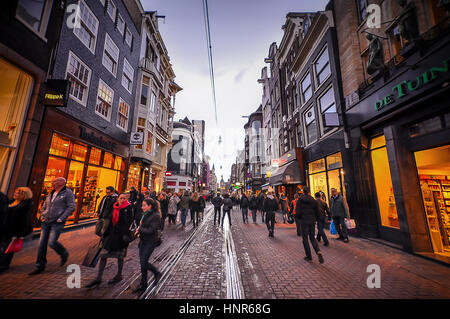 Leidsestraat, una delle famose strade per lo shopping di Amsterdam Foto Stock