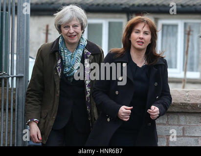 Ritrasmesso per correggere la posizione da MERSEYSIDE DI CUMBRIA Primo Ministro Theresa Maggio (sinistra) e Partito Conservatore candidato per la Copeland per elezione, Trudy Harrison, durante una visita al capitano Shaw's scuola primaria a Bootle, Cumbria. Foto Stock