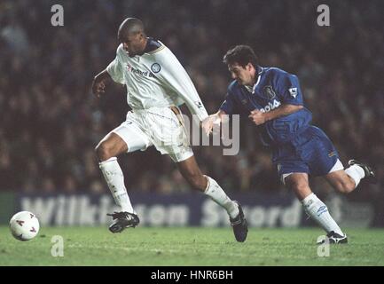 BRIAN DEANE & Steve Clarke LEEDS UNITED V Chelsea FC 02 Dicembre 1996 Foto Stock