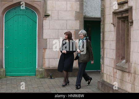 Ritrasmesso per correggere la posizione da MERSEYSIDE DI CUMBRIA Primo Ministro Theresa Maggio (a destra) e Partito Conservatore candidato per la Copeland per elezione, Trudy Harrison, durante una visita al capitano Shaw's scuola primaria a Bootle, Cumbria. Foto Stock