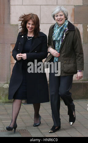 Ritrasmesso per correggere la posizione da MERSEYSIDE DI CUMBRIA Primo Ministro Theresa Maggio (a destra) e Partito Conservatore candidato per la Copeland per elezione, Trudy Harrison, durante una visita al capitano Shaw's scuola primaria a Bootle, Cumbria. Foto Stock