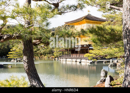 Kinkaku-ji, (金閣寺, Padiglione Dorato) ufficialmente denominato Rokuon-ji è uno Zen tempio buddista a Kyoto, Giappone Foto Stock