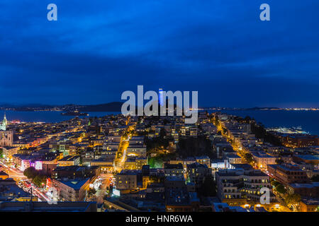 San Francisco, California, Stati Uniti d'America - 23 Aprile 2016 - Coit Tower, la baia di San Francisco e la spiaggia Nord comunità al crepuscolo. Foto Stock