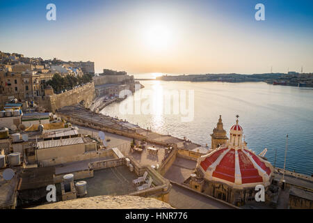 La Valletta, Malta - Sunrise in Malta con le antiche mura di La Valletta e il Grand Harbour Foto Stock
