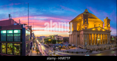 Mosta, Malta - La Chiesa dell Assunzione della Beata Vergine Maria, conosciuto anche come il duomo di Mosta al tramonto con belle le nuvole colorate Foto Stock