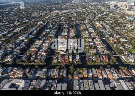 Los Angeles, California, Stati Uniti d'America - 6 Agosto 2016: vista aerea del canale storico strade quartiere residenziale vicino la spiaggia di Venice, California. Foto Stock