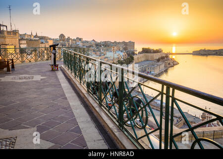 La Valletta, Malta - Upper Barrakka Gardens e la vista del Grand Harbour di sunrise Foto Stock