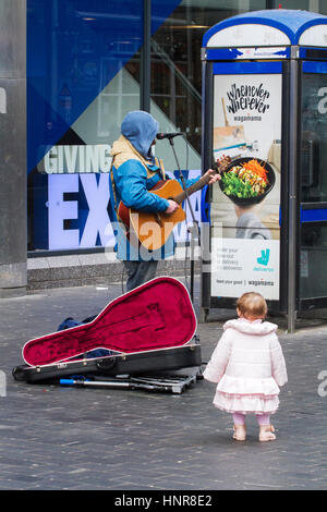 Suonare la chitarra musicista musicista di strada nel centro della città Foto Stock