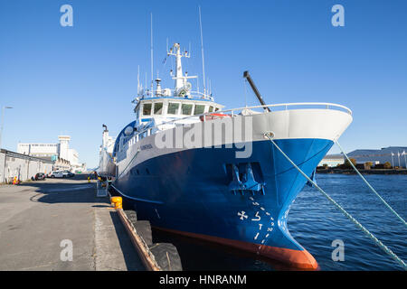 Trondheim, Norvegia - 15 Ottobre 2016: Gunnerus blu e bianco industriale nave cargo sta ormeggiata nel porto di Trondheim, Norvegia Foto Stock