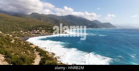 La Corsica, Francia: Costa del Cap Corse e Nonza Beach in mare mosso e il forte vento di maestrale Foto Stock