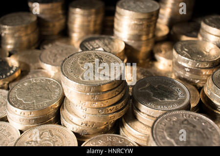 Pile di libbra di monete disposti in cumuli. Foto Stock