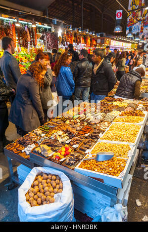 Frutta e Vegtable si spegne al Mercado de La Boqueria in La Rambla barcelona Foto Stock