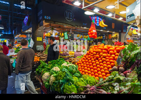 Frutta e Vegtable si spegne al Mercado de La Boqueria in La Rambla barcelona Foto Stock