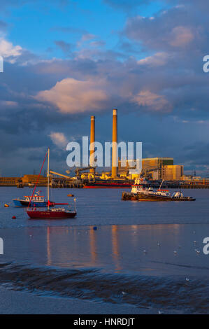 Centrale elettrica di Tilbury al tramonto, presa dalla passeggiata a gravesend kent. Con la vecchia centrale elettrica di Tilbury (demolita nel 2019) Foto Stock