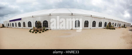 Grande evento temporaneo tenda sulla spiaggia con blustery sky. Orizzontale. Foto Stock