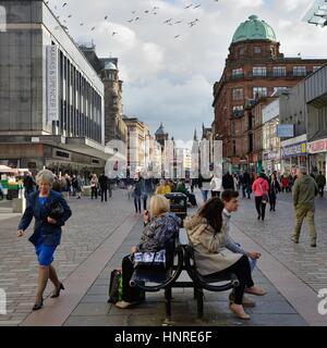 Guardando verso est su una trafficata Argyle Street zona pedonale nel centro della città di Glasgow, Scotland, Regno Unito Foto Stock