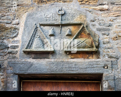 Stobe Carving di bilance con Dio benedica il solo iscrizione presso la casa di pesatura Fife Folk Museum Ceres Fife Scozia Scotland Foto Stock