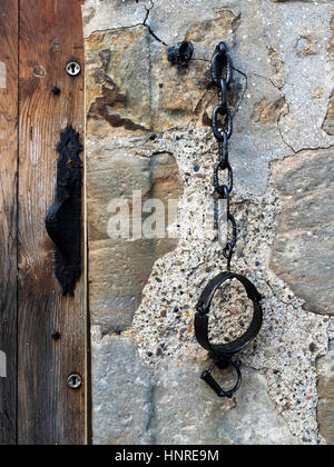 Jougs una forma medievale di punizione attaccata alla parete a pesare Casa Ceres Fife Scozia Scotland Foto Stock