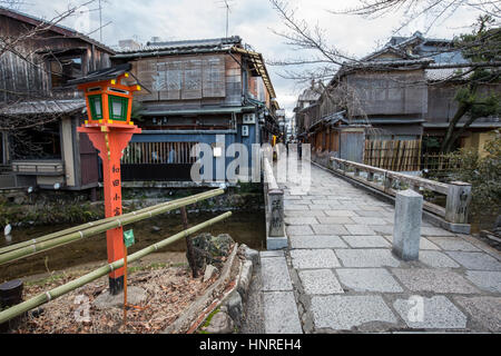 Tatsumi Bashi ponte sul canal Shirakawa , quartiere Gion di Kyoto , Giappone .Il ponte è stato reso famoso da "Memorie di una Geisha" Foto Stock