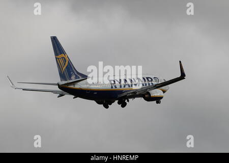 EI-SEV, un Boeing 737-73S(WL) operati da Ryanair, durante il corso di formazione a Prestwick International Airport, nello Ayrshire, in Scozia. Foto Stock