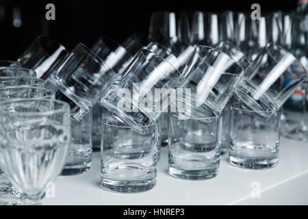 Un sacco di bicchieri di whiskey sul tavolo Foto Stock