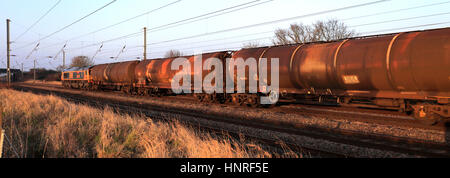 Treni GBRF, 66710 alimentate a gasolio treno merci, tra Bedford e Luton, Bedfordshire, England, Regno Unito Foto Stock