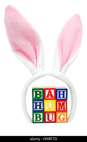 BAH HUMBUG concept presentato con blocchi giocattolo con rosa coniglietto di Pasqua le orecchie. Foto Stock