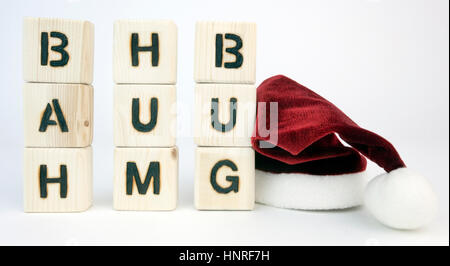 BAH HUMBUG concept presentato con blocchi giocattolo con Santa hat. Foto Stock