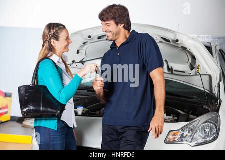 Soddisfazione del cliente fornendo chiavi di automobili a meccanica Foto Stock