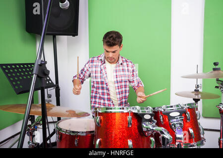 Professional suonando la batteria in studio di registrazione Foto Stock