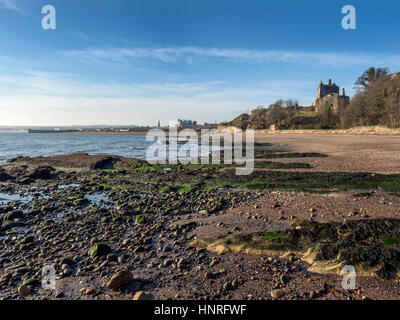 Ravenscraig Castello e vista verso Kirkcaldy dalla spiaggia al di sotto di Ravenscraig Park Kirkcaldy Fife Scozia Scotland Foto Stock