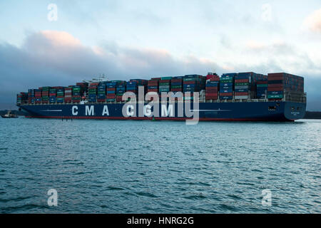 CMA CGM nave container di Jules Verne lasciando Southampton il 15 febbraio in rotta di Dunkerque. Preso dalla Mayflower Park Foto Stock