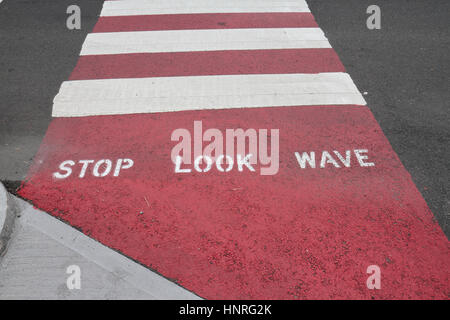 'Stop Look onda' scritto su un rosso/bianco crosswalk in Great Barrington, Berkshire County, Massachusetts, Stati Uniti. Foto Stock