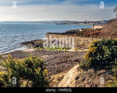 Parete di confine sotto il parco Ravenscraig con torre panoramica e vista A Kirkcaldy oltre dal Fife Coast Path Fife Scotland Foto Stock