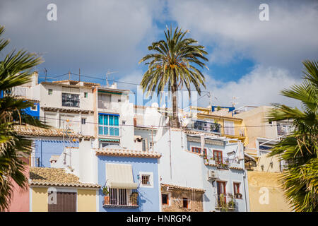 Tradizionali facciate colorate in Villajoyosa in Spagna. Famosa destinazione turistica. Foto Stock